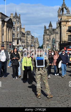 Membro della polizia militare Tattoo RM di Edimburgo sul Royal Mile durante il Festival di Edimburgo Foto Stock