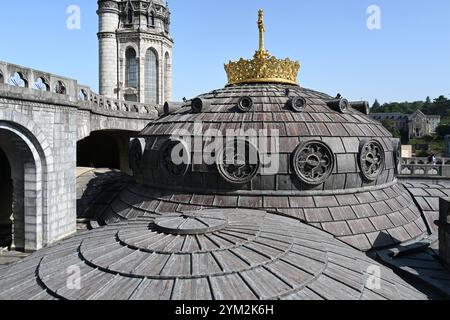 Corona d'oro e cupola della Basilica di nostra Signora del Rosario (1883-1889) di Léopold Amédée Hardy; Lourdes, Hautes-Pyrénées Francia Foto Stock