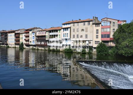 Wier e Row of Historic Houses, ex Tanners Houses, e Reflections lungo il fiume Agout, Castre Tarn, Francia Foto Stock