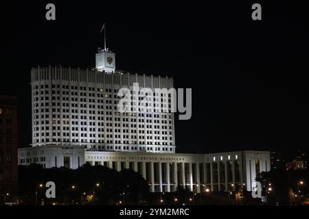 Mosca, Russia - 20 agosto 2024: Vista notturna dell'edificio illuminato del governo della Federazione Russa. L'iconica struttura è luminosa contro il Foto Stock