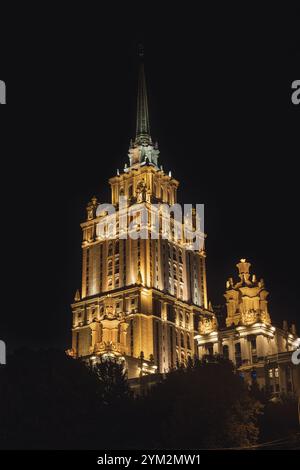 Mosca, Russia - 20 agosto 2024: Una fotografia notturna dell'hotel Ukraine di Mosca, un classico grattacielo stalinista illuminato contro il cielo scuro, Foto Stock