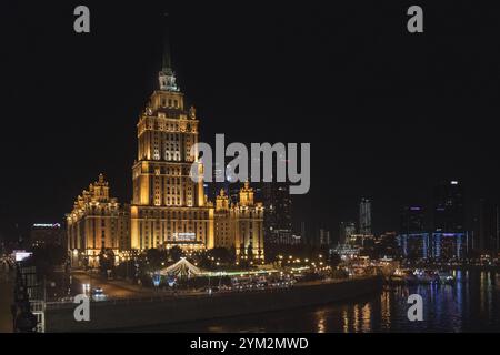 Mosca, Russia - 20 agosto 2024: Una fotografia notturna dell'hotel Ukraine di Mosca, un classico grattacielo stalinista illuminato contro il cielo scuro, Foto Stock