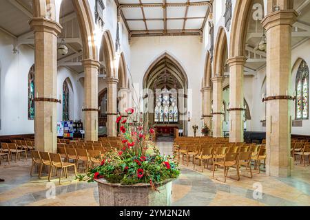 L'interno della chiesa della Santissima Trinità nel villaggio Cotswold di Minchinhampton, Gloucestershire, Inghilterra Regno Unito Foto Stock