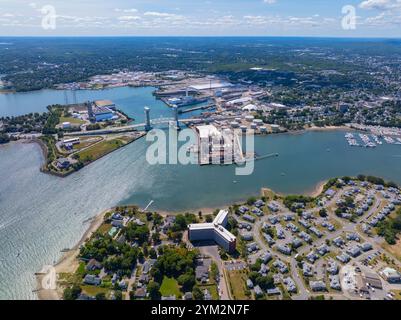 Veduta aerea del fiume Town Mouth to Fore River che include il ponte sul fiume Fore e Germantown a Quincy, Massachusetts ma, Stati Uniti. Foto Stock