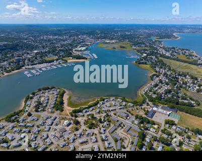 Veduta aerea del fiume Town Mouth to Fore River che include il ponte sul fiume Fore e Germantown a Quincy, Massachusetts ma, Stati Uniti. Foto Stock