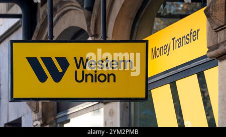 Firma e logo di una filiale locale appartenente alla rete Western Union (WU), una società americana specializzata in trasferimenti di denaro internazionali Foto Stock