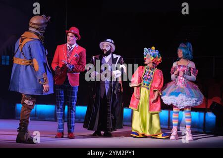 Madrid, Spagna. 20 novembre 2024. Gli attori si esibiscono durante il servizio fotografico del circo di Natale al prezzo del 20 novembre 2024 a Madrid, Spagna. Crediti: SIPA USA/Alamy Live News Foto Stock