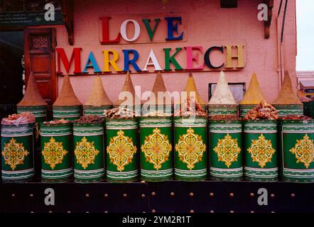 Negozio di spezie nel quartiere Kasbah di Marrakech in Marocco nel Maghreb in Nord Africa Foto Stock