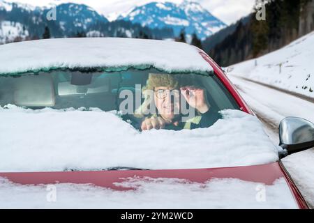 Wintereinbruch, Autofahrer bei winterlichen Stra0enverhältnissen unterwegs, München, 20. Novembre 2024 Deutschland, München, novembre 2024, Wintereinbruch, Autofahrer fährt durch vereiste Winterlandschaft, Windschutzscheibe und Autodach teils schneebedeckt, schlechte Sicht, winterliche Straßenverhältnisse, Glättegefahr, Winter-Einbruch, Winterwetter, Winter, Hintergrund verändert, Bayern, *** Winter Onset, conducente su strada in condizioni stradali invernali, Monaco di Baviera, 20 novembre 2024 Germania, Monaco di Baviera, novembre 2024, inizio invernale, autista che guida attraverso il ghiacciato paesaggio invernale, parabrezza e tetto auto par Foto Stock