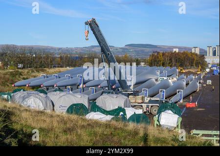 Componenti delle turbine eoliche Nordex in un deposito presso il molo King George V in attesa di essere trasportati, Braehead vicino a Glasgow, Scozia, Regno Unito, Europa Foto Stock