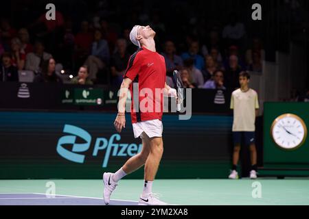 Malaga, Spagna. 20 novembre 2024. MALAGA, SPAGNA - 20 NOVEMBRE: Denis Shapovalov del Team Canada reagisce lanciando la sua racchetta nel suo match singolo contro Jan-Lennard Struff del Team Germany nel pareggio di quarti di finale tra Germania e Canada durante le finali di Coppa Davis al Palacio de Deportes Jose Maria Martin Carpena il 20 novembre 2024 a Malaga, Spagna. (Foto di Francisco Macia/Photo Players Images/Magara Press) crediti: Magara Press SL/Alamy Live News Foto Stock