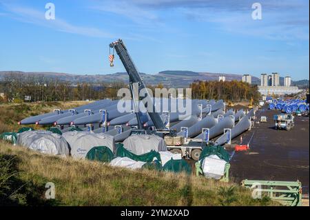 Componenti delle turbine eoliche Nordex in un deposito presso il molo King George V in attesa di essere trasportati, Braehead vicino a Glasgow, Scozia, Regno Unito, Europa Foto Stock
