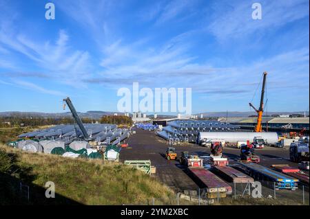 Componenti delle turbine eoliche Nordex in un deposito presso il molo King George V in attesa di essere trasportati, Braehead vicino a Glasgow, Scozia, Regno Unito, Europa Foto Stock