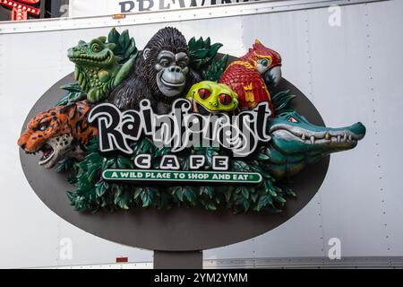 Rainforest Cafe Animals cartello su Clifton Hill a Niagara Falls, Ontario, Canada Foto Stock