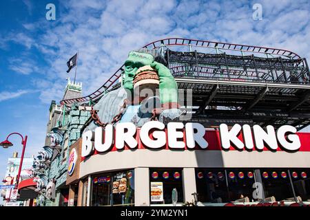 Insegna del ristorante Burger King su Clifton Hill a Niagara Falls, Ontario, Canada Foto Stock