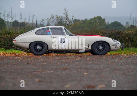 Jaguar e Type serie 2 1969 modificata per le corse Foto Stock