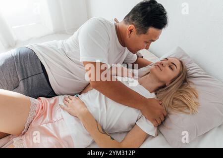 Un uomo e una donna si sono svegliati la mattina in camera da letto Foto Stock