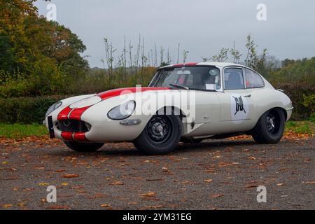 Jaguar e Type serie 2 1969 modificata per le corse Foto Stock