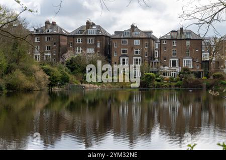 Vista sul parco urbano di Hampstead Heath con stagni, colline e punti panoramici, North London, Regno Unito in primavera Foto Stock