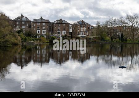 Vista sul parco urbano di Hampstead Heath con stagni, colline e punti panoramici, North London, Regno Unito in primavera Foto Stock