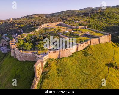 Castello di Naryn-Kala, un'antica cittadella e fortezza a Derbent, città nella regione montana del Daghestan, nella Russia meridionale, con grandi mura e terreni collinari Foto Stock