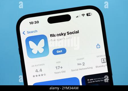 Ostersund, Svezia - 18 novembre 2024. Bluesky Social App su uno smartphone. Bluesky è una piattaforma social di microblogging decentralizzata. Foto Stock