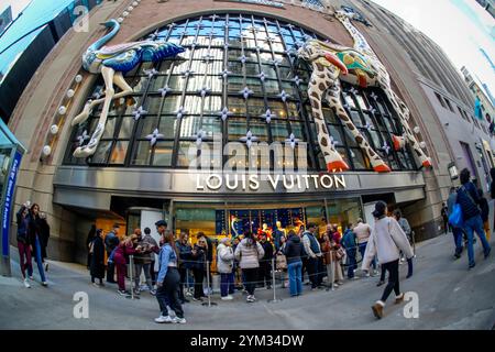 Il negozio temporaneo Louis Vuitton sulla East 57th Street e sulla Fifth Avenue a Midtown Manhattan a New York domenica 17 novembre 2024. Il flagship store è attualmente in fase di demolizione per far posto a un negozio Vuitton più grande e migliore (© Richard B. Levine) Foto Stock