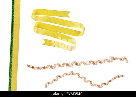 Nastro dorato e verde isolato su sfondo bianco. Foto Stock