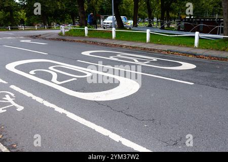 Grandi insegne dipinte "20 MPH" su una strada pubblica a Kew Green Greater London Inghilterra Regno Unito Foto Stock