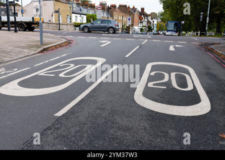 Grandi insegne dipinte "20 MPH" su una strada pubblica a Kew Green Greater London Inghilterra Regno Unito Foto Stock