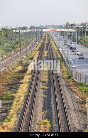 ferrovia a doppio binario o binari ferroviari nella stazione ferroviaria di periferia, concetto di viaggio e trasporto. Foto Stock