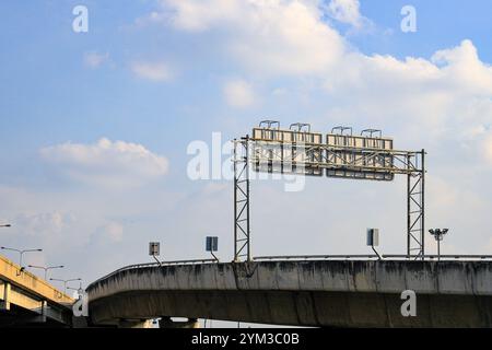 Lato posteriore, struttura del segnale stradale sull'autostrada o sulla strada a pedaggio. Foto Stock