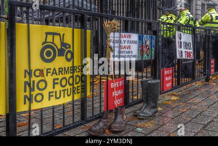 Striscioni degli agricoltori fuori Downing Street a Londra contro le nuove leggi sull'imposta sulle successioni per le aziende agricole annunciate nel budget. Foto Stock