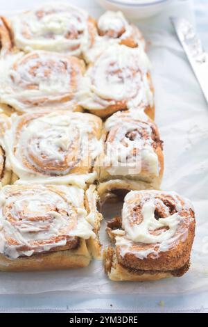 Involtini alla cannella con glassa alla vaniglia Foto Stock