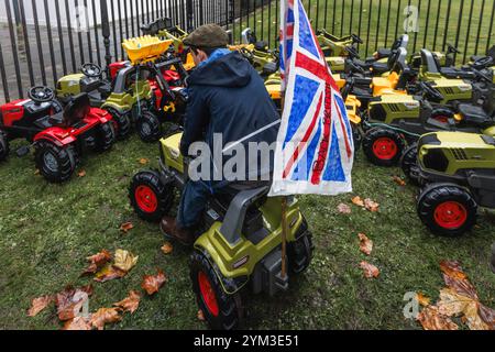 Un conducente di mini trattori alla marcia degli agricoltori a Londra contro i nuovi piani di imposta sulle successioni per le aziende agricole annunciati nel bilancio. Foto Stock