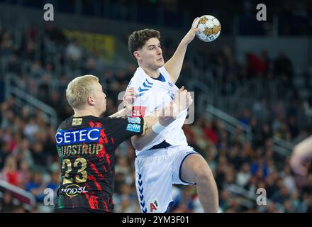 Zagabria, Croazia. 20 novembre 2024. ZAGABRIA, CROAZIA - 20 NOVEMBRE: Luka Lovre Klarica di Zagabria viene sfidato da Magnus Saugstrup Jensen di Magdeburg durante la partita a gironi della EHF Champions League tra l'HC Zagreb e il SC Magdeburg all'Arena di Zagabria il 20 novembre 2024. Foto: Sanjin Strukic/PIXSELL credito: Pixsell/Alamy Live News Foto Stock