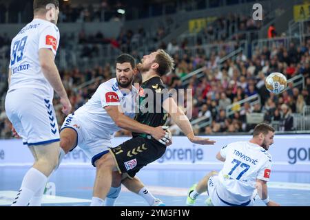 Zagabria, Croazia. 20 novembre 2024. ZAGABRIA, CROAZIA - 20 NOVEMBRE: Albin Lagergren di Magdeburgo viene sfidato da Milos Kos di Zagabria durante la partita a gironi della EHF Champions League tra HC Zagreb e SC Magdeburg all'Arena Zagreb il 20 novembre 2024 a Zagabria, Croazia. Foto: Sanjin Strukic/PIXSELL credito: Pixsell/Alamy Live News Foto Stock