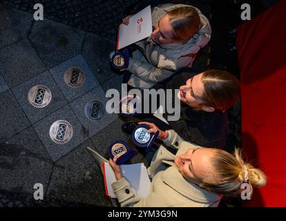 20 novembre 2024, Brandeburgo, Cottbus: I ciclisti Emma Hinze (l-r), Pauline Grabosch e Lea Sophie Friedrich siedono di fronte al municipio di Cottbus mentre ricevono le loro nuove targhe per "la strada della gloria". Gli atleti hanno vinto tutte le medaglie ai Giochi Olimpici di Parigi del 2024. Queste targhe sono state aggiunte a "The Road to Glory" durante un tributo pubblico. Oltre a vincere una medaglia ai Giochi olimpici, l'appartenenza a un club sportivo Cottbus o la nascita a Cottbus è un prerequisito per l'inclusione in "The Path to Glory". Ad oggi, sono stati premiati 76 vincitori delle medaglie olimpiche e paralimpiche Foto Stock