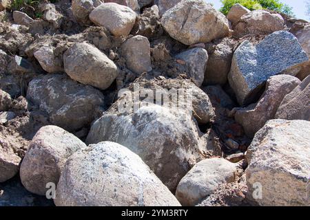 Una grande e variegata pila di rocce è attualmente situata una sopra l'altra, creando un'affascinante esposizione naturale Foto Stock