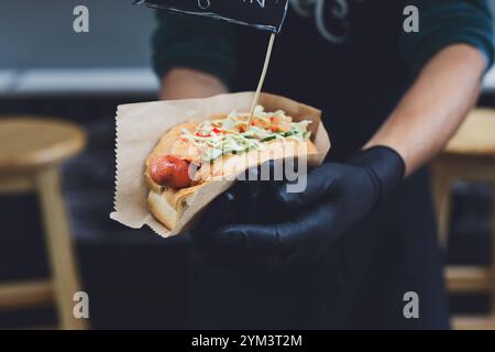 Fast food di strada, hot dog con salsiccia alla griglia Foto Stock