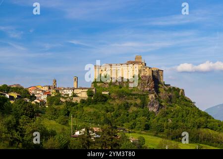 Castello di Bardi (Castello di Bardi) con il comune, provincia di Parma, Emilia Romagna Foto Stock