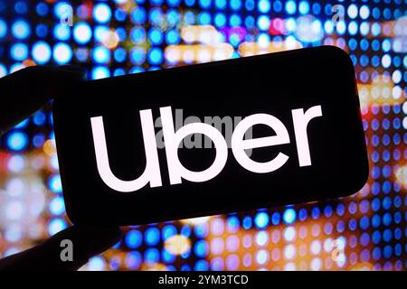 In questa immagine, il logo aziendale Uber viene visualizzato sullo schermo di uno smartphone. Foto Stock