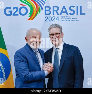 Rio de Janeiro, Brasile. 18 novembre 2024. Il presidente brasiliano Luiz Inacio Lula da Silva, di sinistra, stringe la mano al primo ministro britannico Keir Starmer prima del loro incontro bilaterale a margine del vertice del gruppo delle 20 nazioni industrializzate, il 18 novembre 2024 a Rio de Janeiro, Brasile. Crediti: Ricardo Stuckert/Palacio do Planalto/Alamy Live News Foto Stock