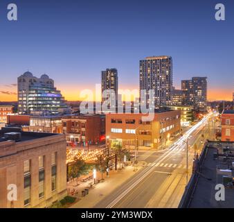 Kitchener, Ontario, Stati Uniti, paesaggio urbano nel centro di Kitchener all'ora d'oro. Foto Stock