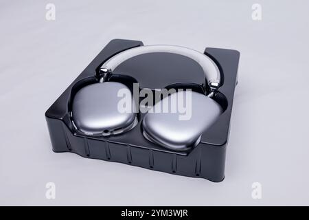 Cuffie wireless moderne presentate nella confezione, pronte per la vendita o l'uso Foto Stock