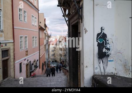 PRAGA, CECHIA - 25 MARZO 2023: Graffiti Banksy sul muro. Foto Stock