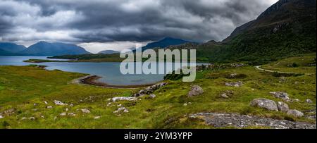 Paesaggio pittoresco con le montagne Beinn Alligin e Beinn Eighe vicino al villaggio di Shieldaig sulla costa atlantica di Loch Shieldaig in Scozia, Regno Unito Foto Stock