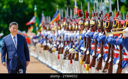 Brasilia, Brasile. 20 novembre 2024. Il presidente cinese Xi Jinping, ispeziona la guardia d'onore durante la cerimonia di arrivo degli onori al Palazzo Presidenziale, il 20 novembre 2024, a Brasilia, Brasile. I due leader firmarono in seguito dozzine di accordi commerciali e di sviluppo che ampliano le loro relazioni bilaterali. Crediti: Ricardo Stuckert/Palacio do Planalto/Alamy Live News Foto Stock