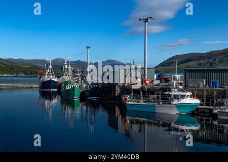 Porto con barche nel villaggio di Ullapool sulla costa atlantica delle Highlands in Scozia, Regno Unito Foto Stock