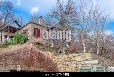 Nymfaio, Grecia - 18 marzo 2024: Residenze tradizionali nel cuore del villaggio montano, in Macedonia. Foto Stock